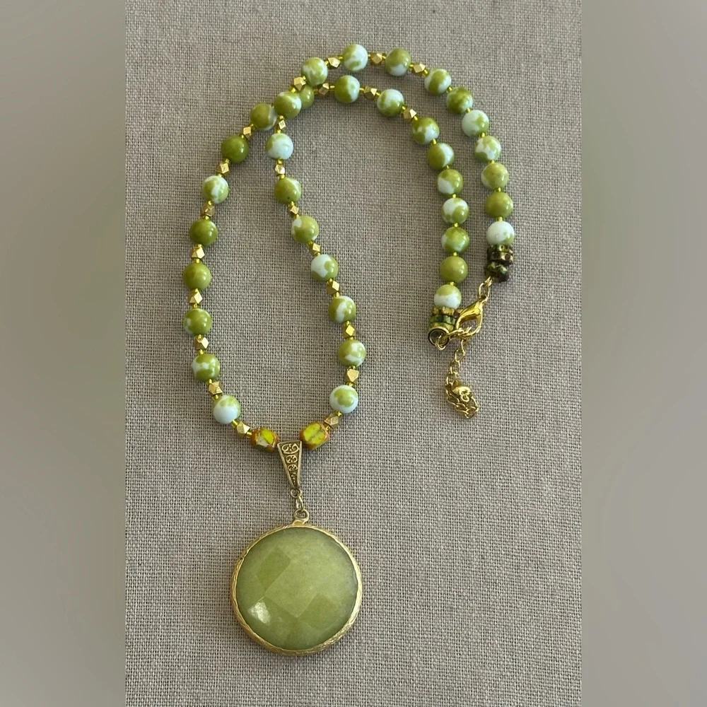 22-1/2 inch Elegant Green Beaded Necklace with Gold Accents - Picture 4 of 14